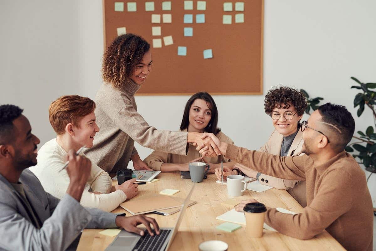 Comprendre et éviter les complications juridiques lors des fusions et acquisitions d’entreprises pour une transition en douceur