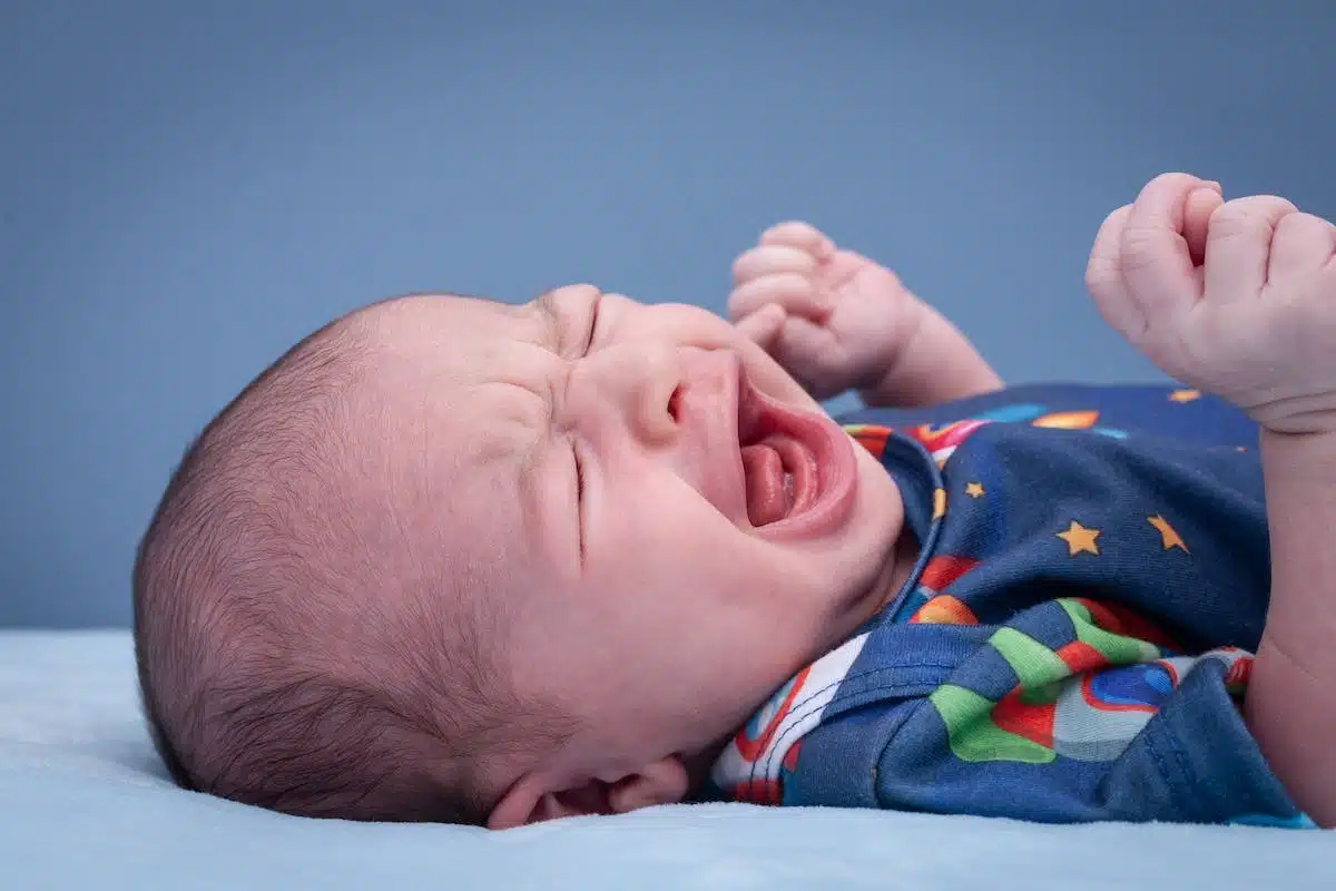 Décodage des larmes de bébé : interpréter les messages de votre nouveau-né