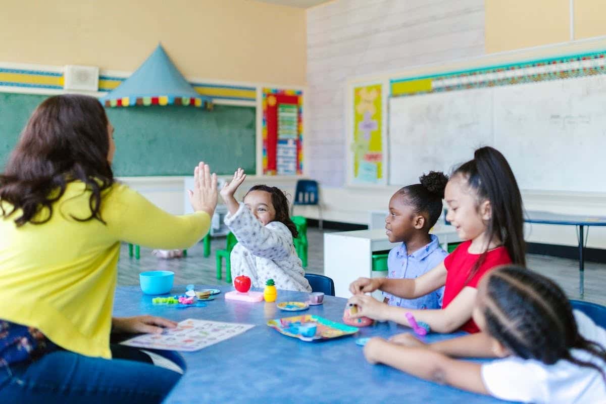 Optimiser les voyages éducatifs pour enfants : stratégies financières essentielles