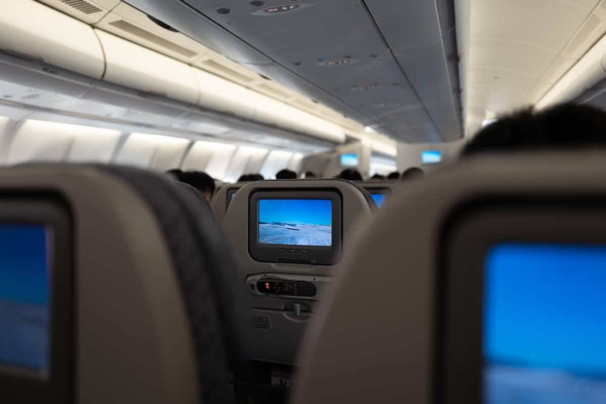 Décryptage des vols low-cost : avantages, inconvénients et astuces pour voyager économiquement