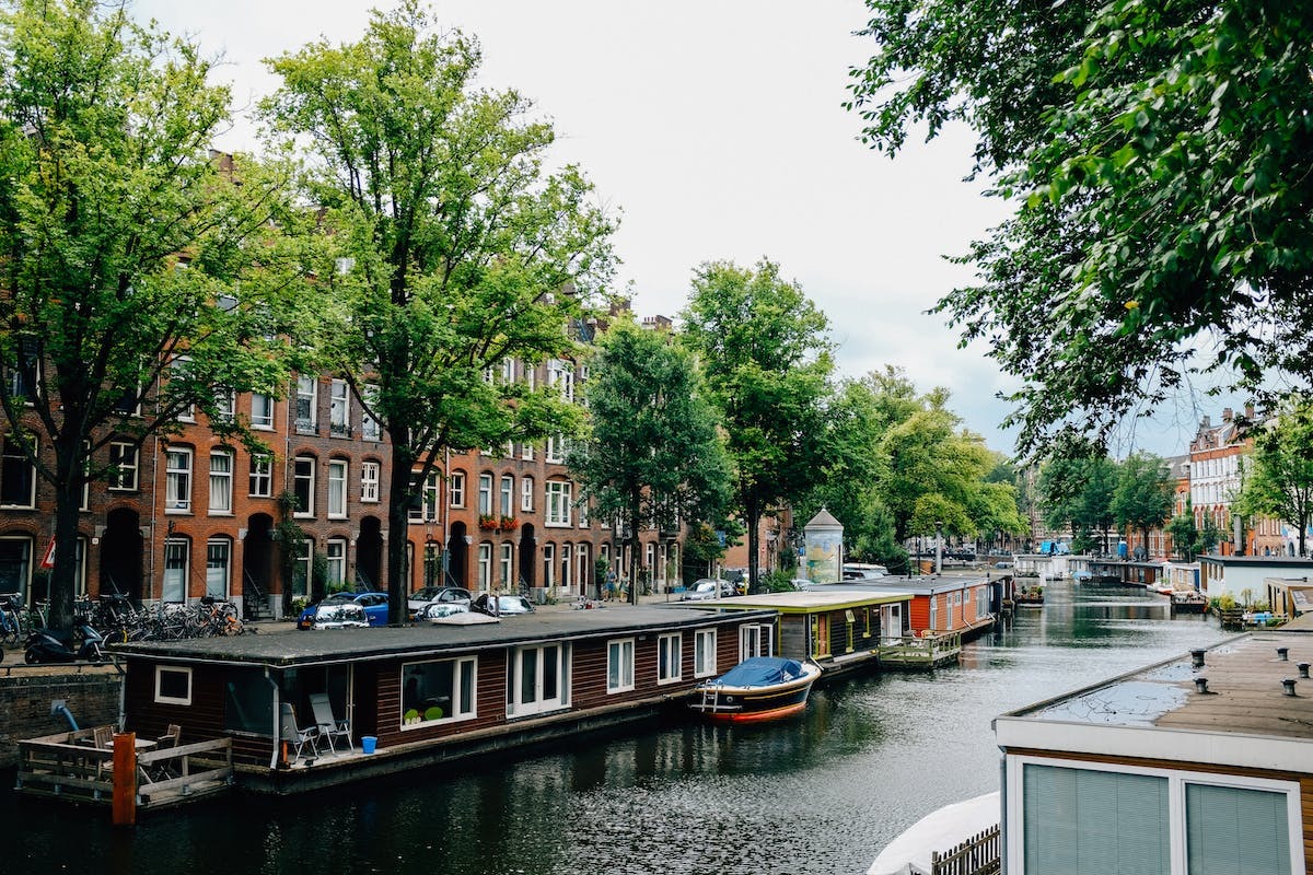 Découverte d’hébergements flottants uniques : hôtels-bateaux et maisons flottantes à travers le globe
