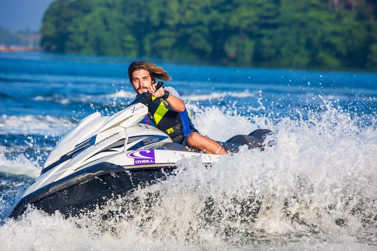 Plongez dans le plaisir : activités nautiques incontournables pour vos escapades en bord de mer