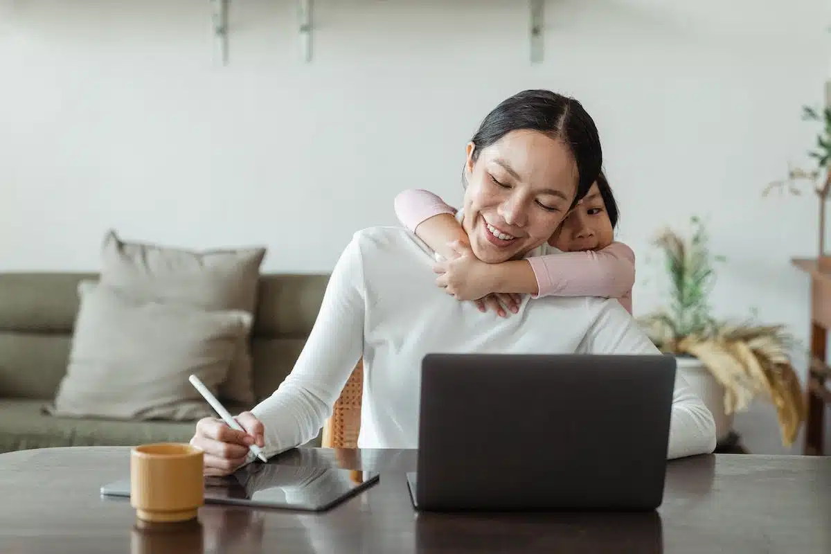 Intégration de la technologie dans la dynamique familiale sans perdre la connexion humaine : Une perspective financière